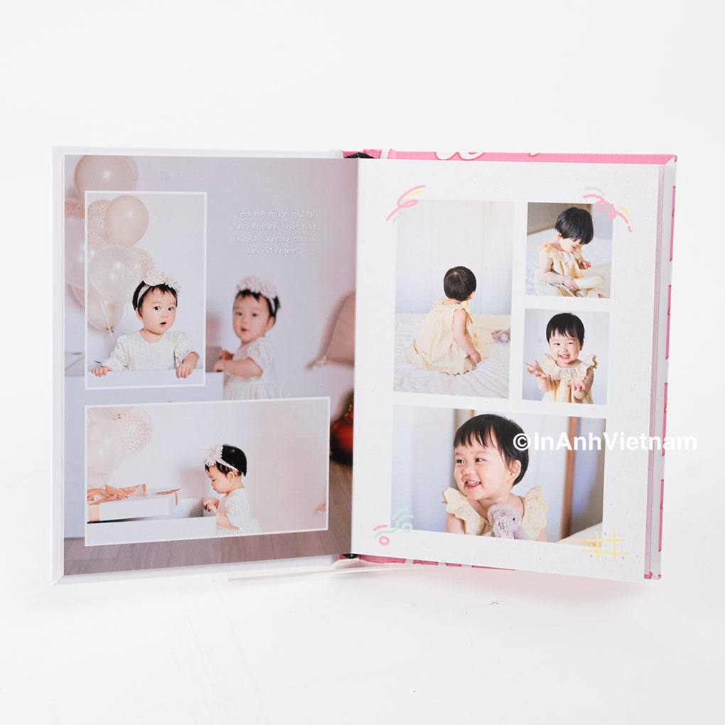 trang photobook bé yêu đang chơi trong nhà