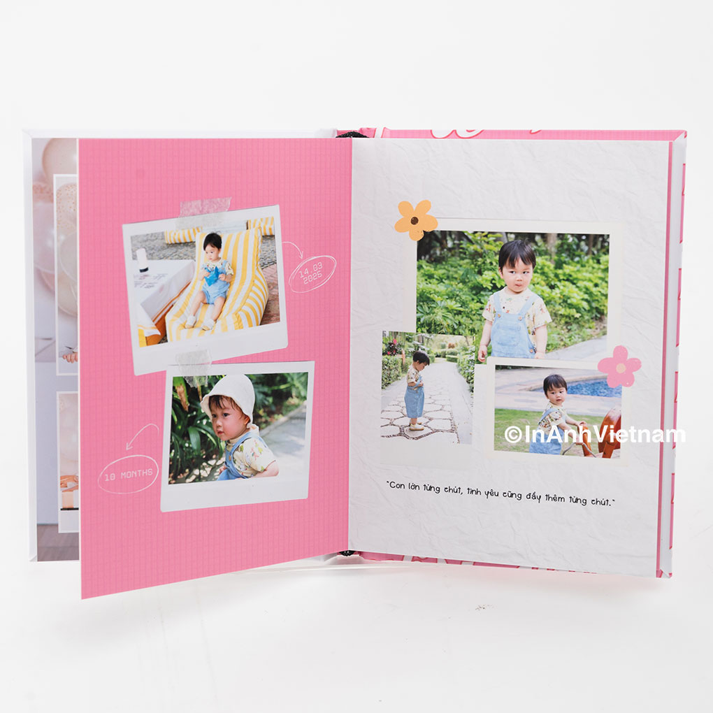 photobook bé chơi và tương tác với gia đình
